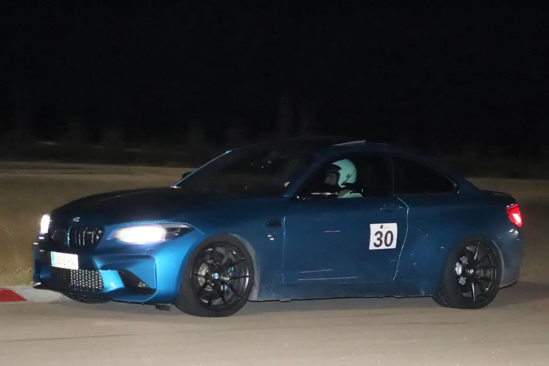 Adolfo Allu&eacute; pilotando su coche en la carrera nocturna de Zuera. Foto: Cedida