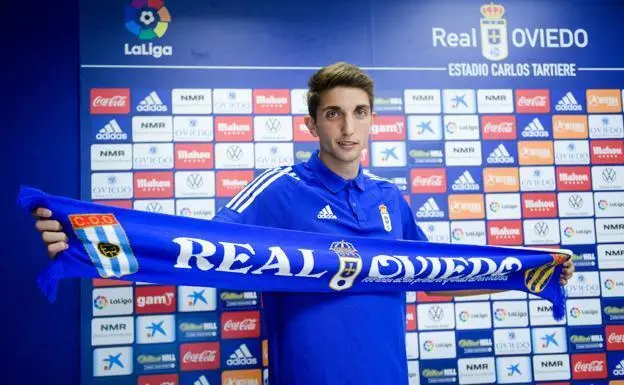 Edgar Gonz&aacute;lez en su presentaci&oacute;n como jugador del Real Oviedo. Foto: Real Oviedo
