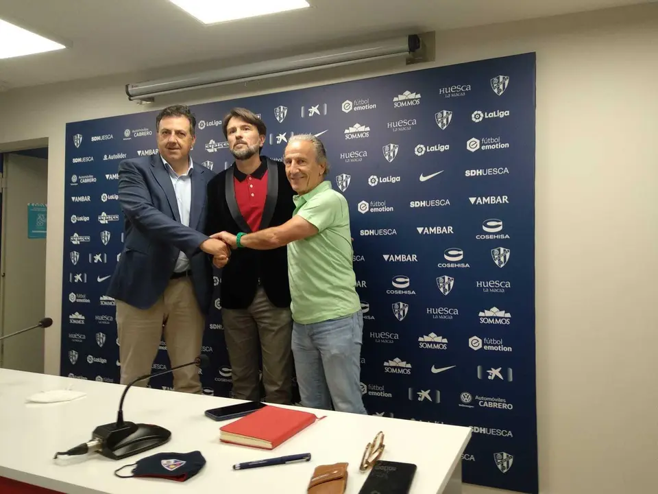 Manolo Torres, Arilla y Pet&oacute;n en la presentaci&oacute;n del nuevo director de cantera. | Foto: V&iacute;ctor Rap&uacute;n