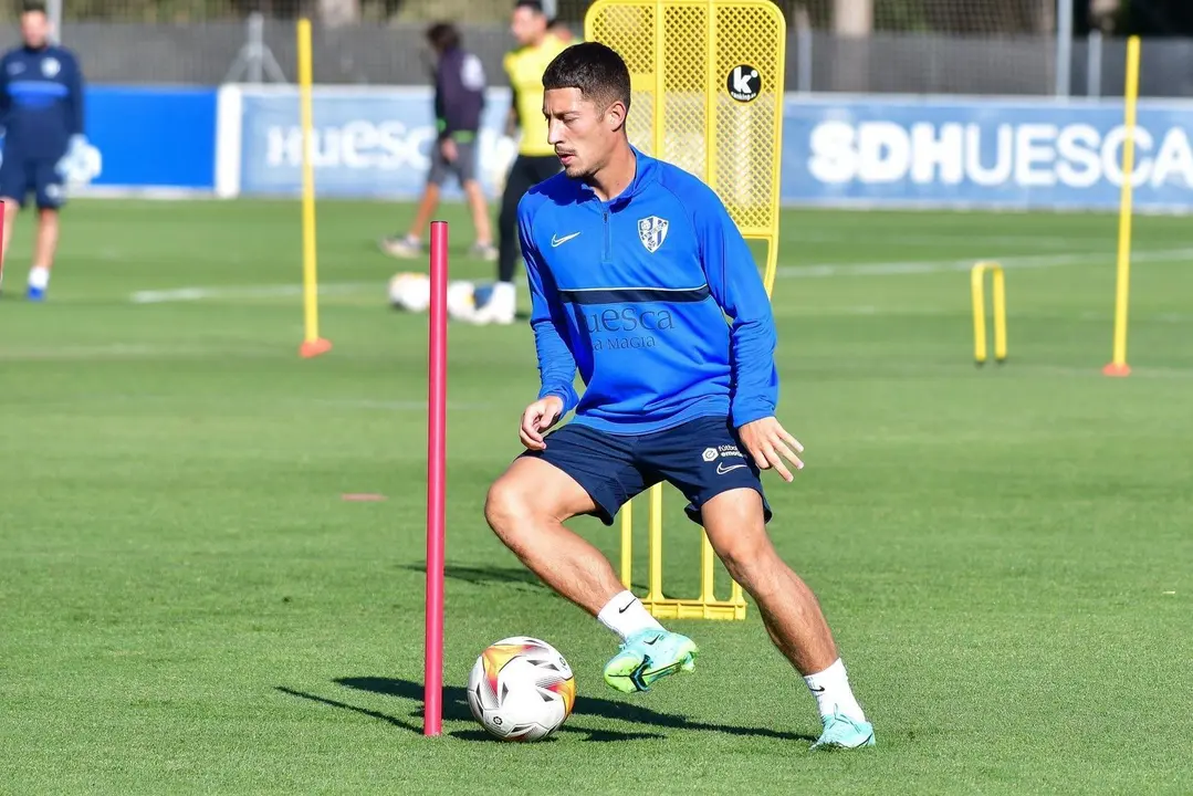Lombardo en uno de los primeros entrenamientos como azulgrana. | Foto: SD Huesca