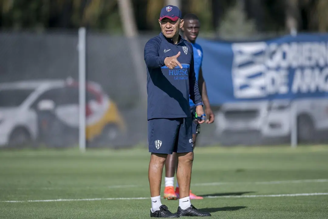 Ambriz dirigiendo un entrenamiento. | Foto: SD Huesca