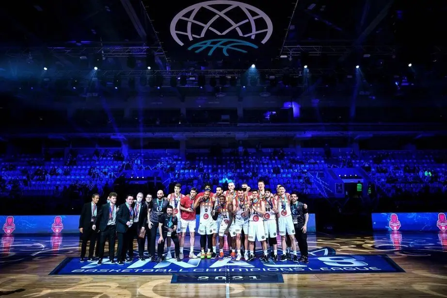 El equipo rojillo, en el podio de la pasada BCL. Foto: FIBA