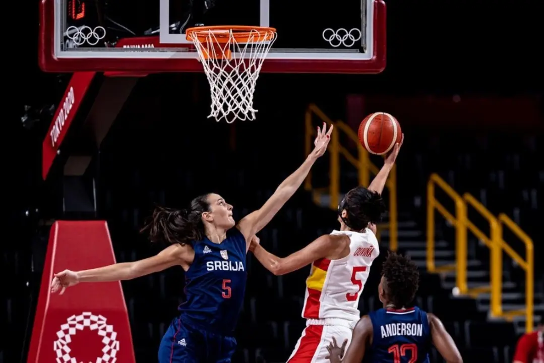 Ouvi&ntilde;a trata de anotar ante Vasic. Foto: FIBA