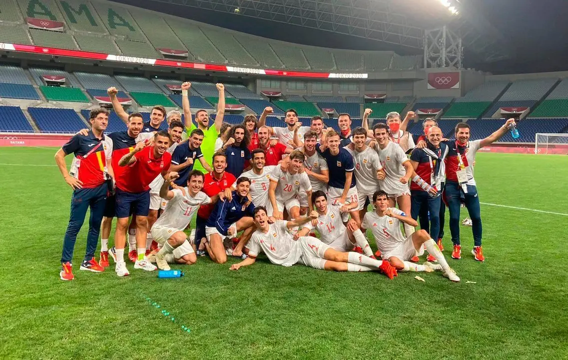 La selecci&oacute;n espa&ntilde;ola celebra el triunfo sobre el c&eacute;sped. Foto: @SeFutbol