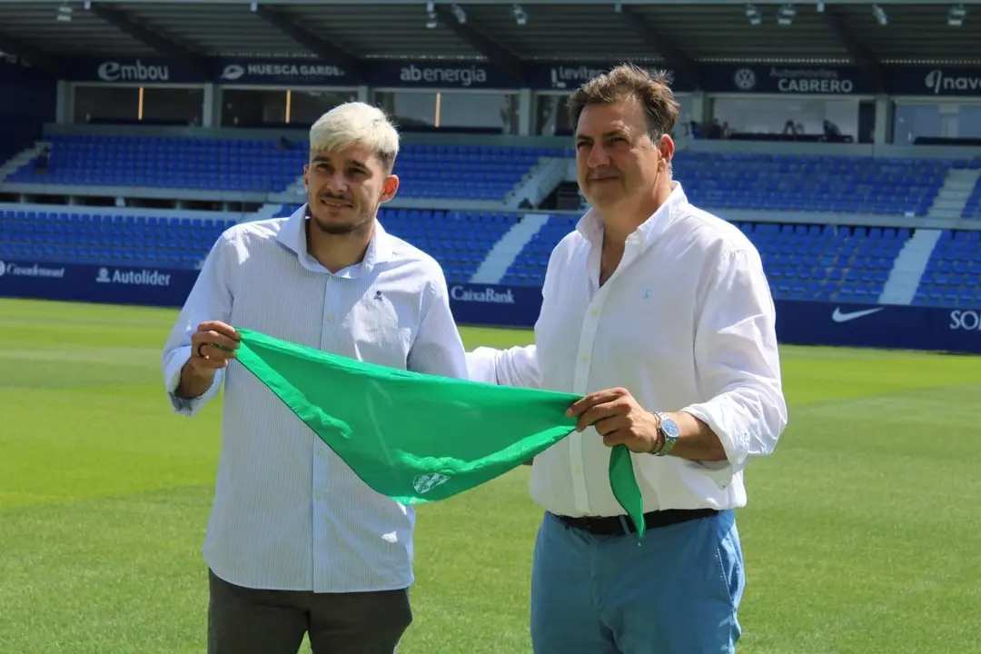 Ratiu con la pa&ntilde;oleta por San Lorenzo en compa&ntilde;&iacute;a de Manolo Torres. Foto: SD Huesca