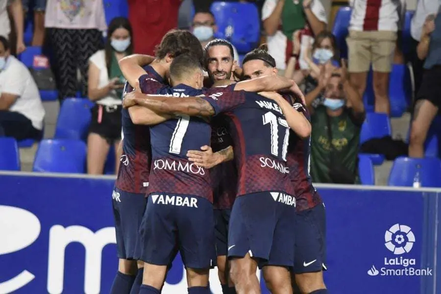 El equipo celebra el gol de Seoane contra el &Eacute;ibar. | Foto: SD Huesca