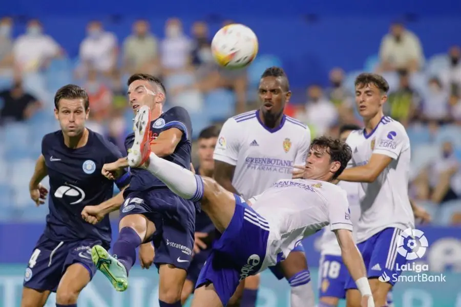 Iv&aacute;n Az&oacute;n intenta un remate de chilena en la segunda parte. Foto: La Liga Smartbank