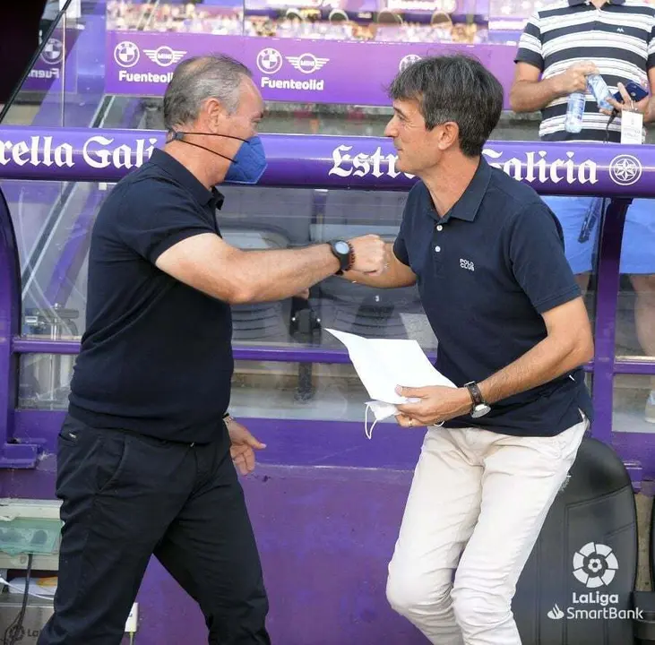 JIM y Pacheta se saludan antes del partido. Foto: La Liga Smartbank