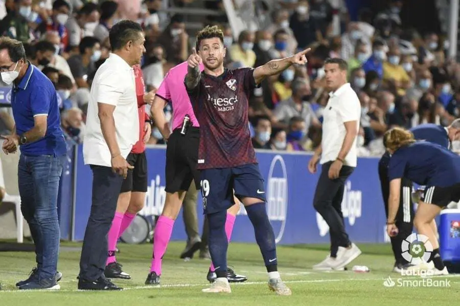 Nacho Ambirz junto a Buffarini en un partido de esta temporada entre el Huesca y el Cartagena. | Foto: LaLiga