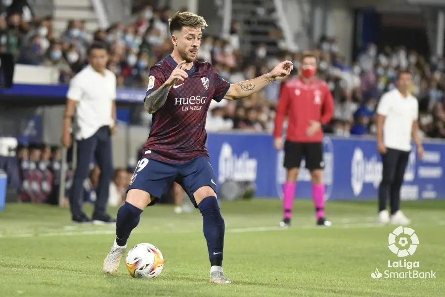 Buffarini, en la imagen, en el partido entre el Huesca y el Cartagena, su nuevo club hasta el final de esta temporada. Foto: LaLiga