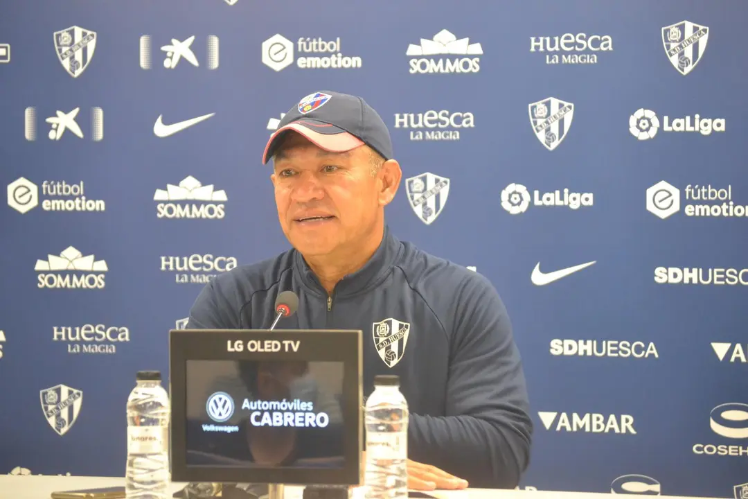 Nacho Ambriz, en una rueda de prensa en El Alcoraz. Foto: Sportaragon