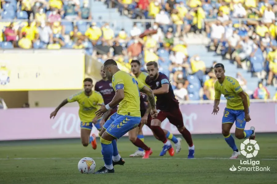 Jes&eacute; lanza el penalti con el que Las Palmas abri&oacute; el marcador contra el Huesca. Foto: LaLiga