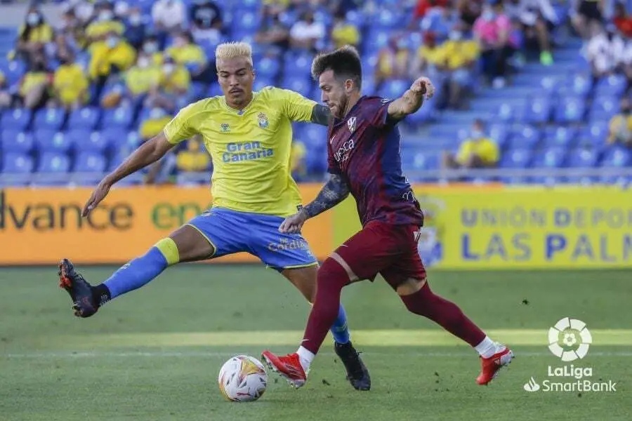 Buffarini, en la imagen, intenta sortear a un jugador de Las Palmas. Foto: LaLiga
