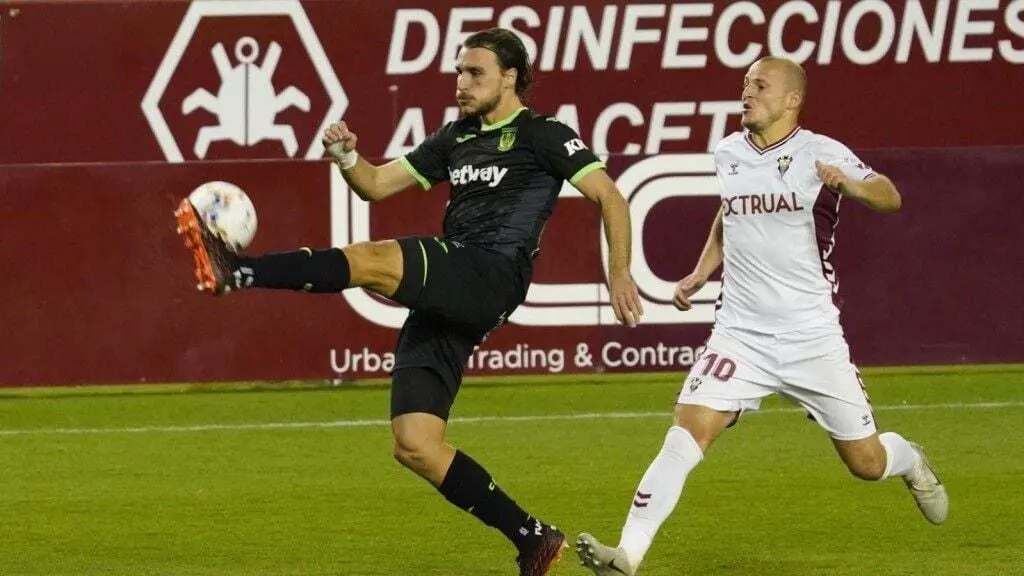 Ignasi Miquel despeja un bal&oacute;n durante un partido. Foto: Cedida