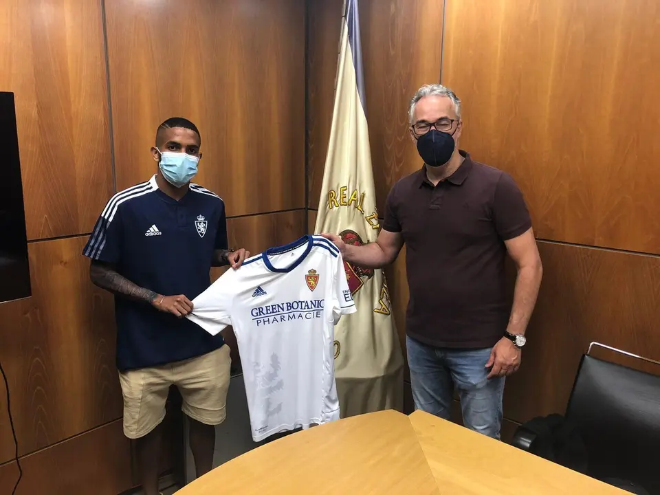 Torrecilla y Yanis en la firma. | Foto: Real Zaragoza
