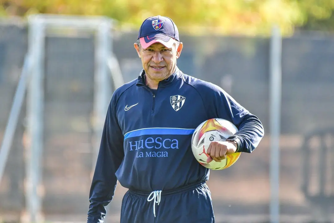 Ambriz dirigiendo un entrenamiento. | Foto: SD Huesca