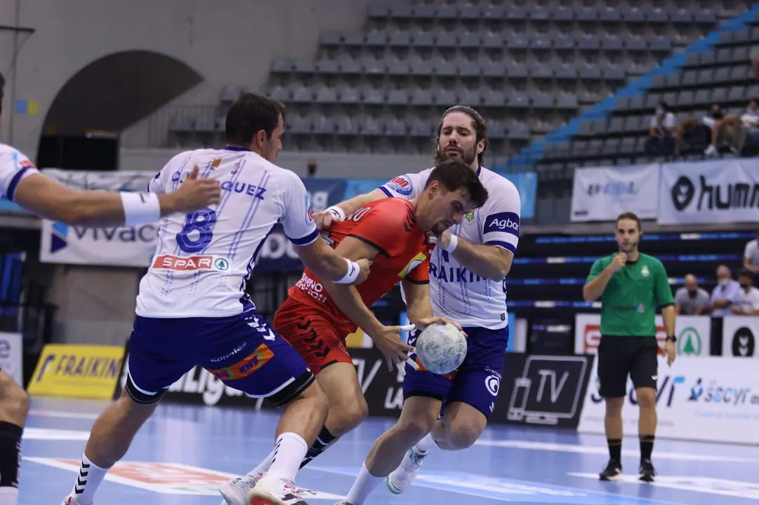 Miguel Malo intenta colarse entre Oriol Rey y Chema M&aacute;rquez en el Granollers - Bada Huesca. Foto: Xavier Solanas