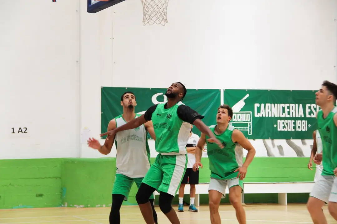 Gracin Bakumanya se prepara para cerrar un rebote. Foto: Levitec Huesca