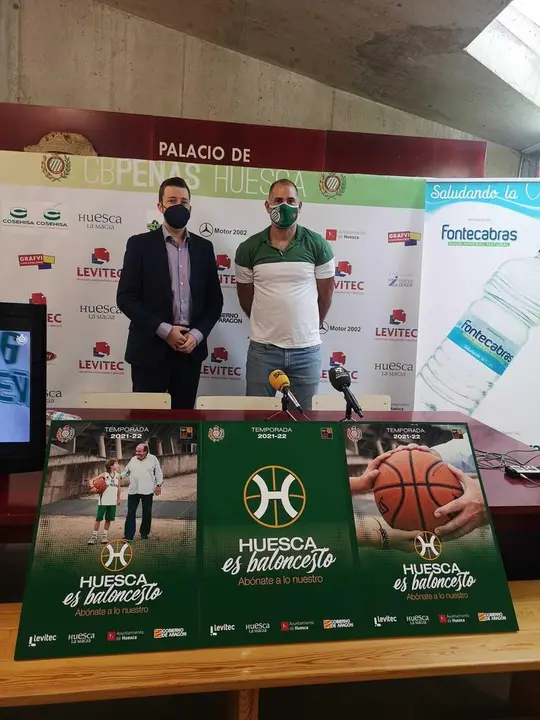 Antonio Or&uacute;s y Jorge Lach&eacute;n en la presentaci&oacute;n de la campa&ntilde;a de socios del CB Pe&ntilde;as. Foto: CB Pe&ntilde;as