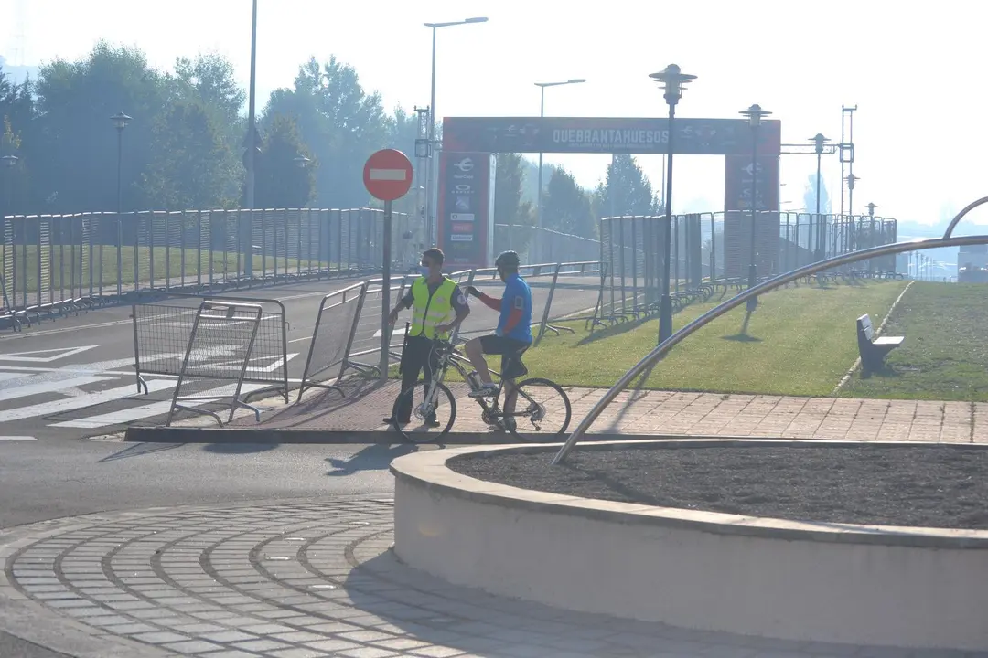 Un ciclista conversa con un voluntario en la zona de salida y llegada de la Quebrantahuesos y Treparriscos. Foto: Sportaragon