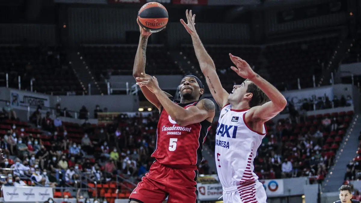 Stan Okoye entra al aro. Foto: Casademont Zaragoza / Esther Casas