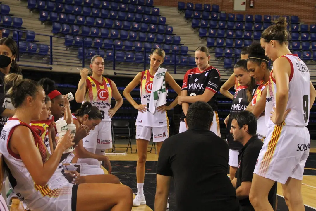Carlos Cantero se dirige en un tiempo muerto a sus jugadoras. Foto: Casademont Zaragoza