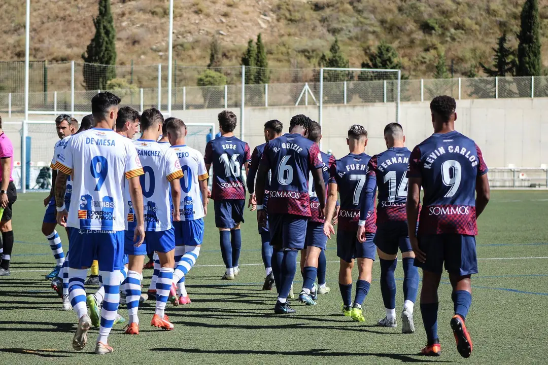 Jugadores arlequinados y azulgranas salen al camp. | Foto: SD Huesca