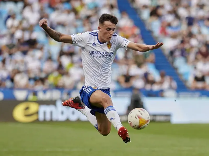 Alejandro Franc&eacute;s controla un bal&oacute;n en La Romareda | Foto: Real Zaragoza