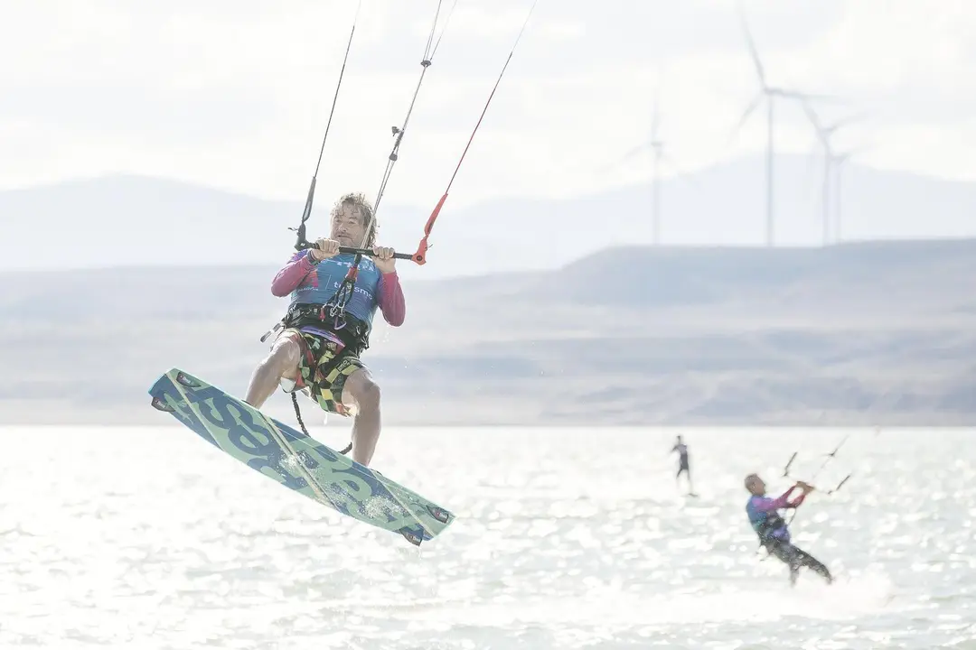 Uno de los 'rider' que participaron en La Loteta vuela con su tabla impulsado por el viento. Foto: Mariano Hotto