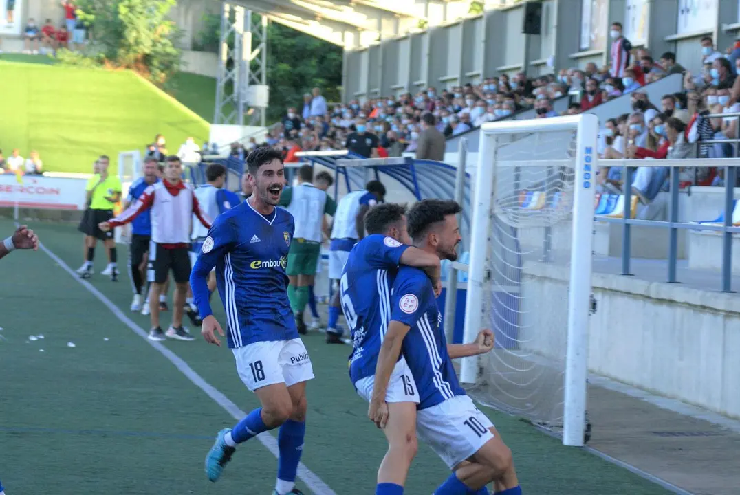 Los turolenses celebrando el gol de la victoria en Tarazona. | Foto: CD Teruel