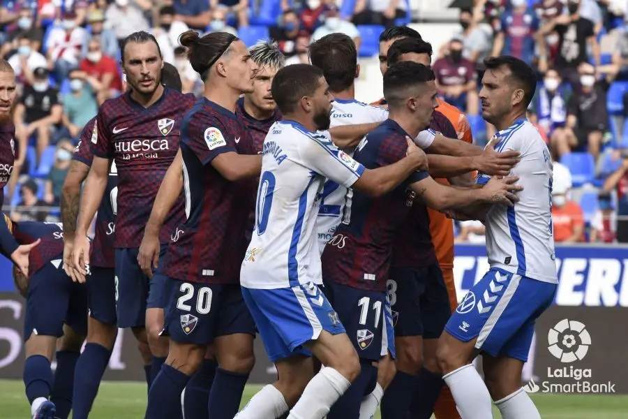 Tangana durante el partido entre Huesca y Tenerife. | Foto: LaLiga