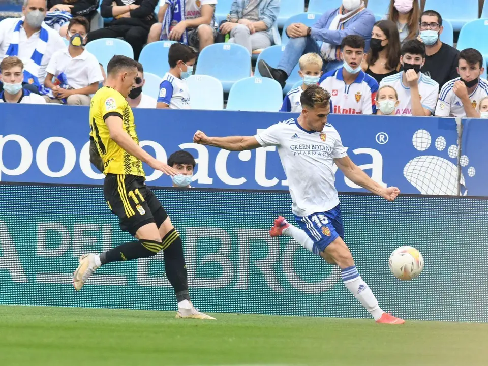 Pep Chavarr&iacute;a se dispone a centrar un bal&oacute;n ante la mirada de Erik Jirka. | Foto: Real Zaragoza