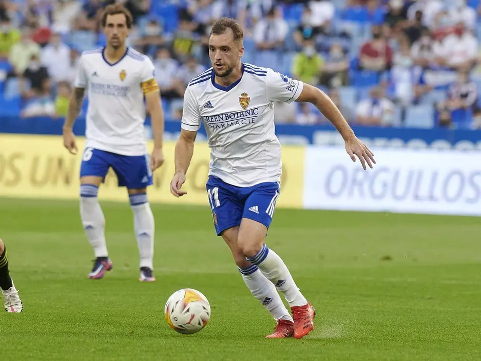 Valent&iacute;n Vada conduce la jugada en el inicio de la temporada | Foto: Real Zaragoza