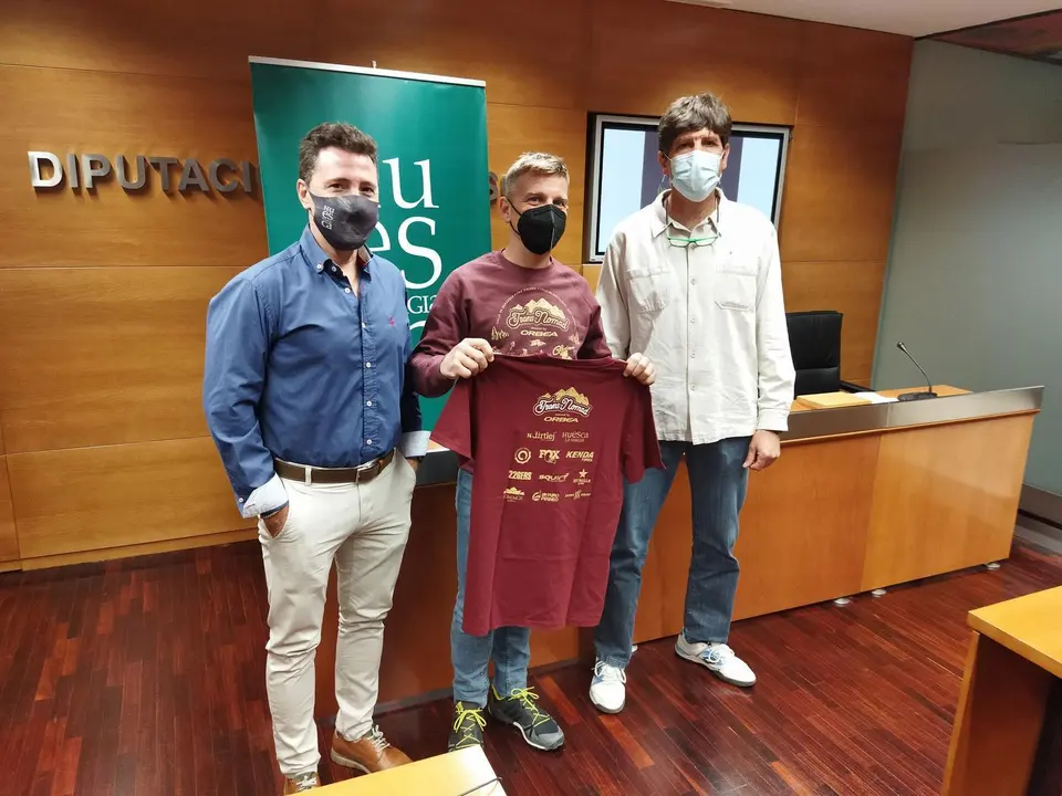 De izquierda a derecha Fernando Blasco, Javier Garc&iacute;a y Tom&aacute;s Arcas, en la imagen, antes de la presentaci&oacute;n de la Trans-Nomad. Foto: Sportaragon