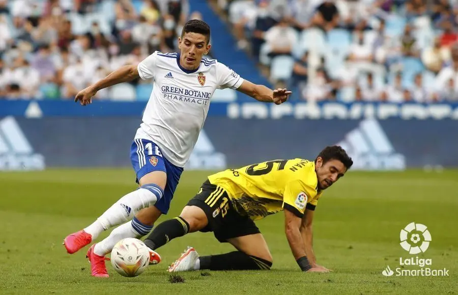 Fran G&aacute;mez se lleva el bal&oacute;n ante un jugador del Real Oviedo | LaLiga SmartBank