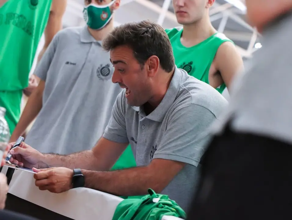 Sergio Lam&uacute;a durante un tiempo muerto. Foto: CB Pe&ntilde;as
