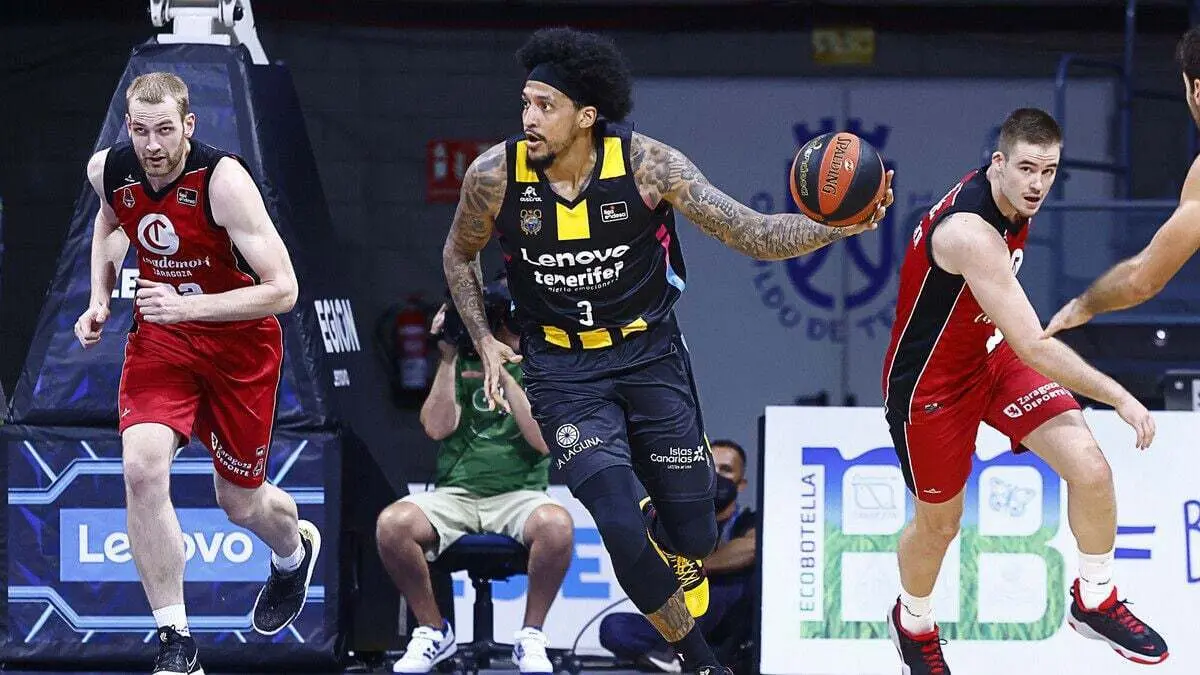 Hlinason y Radoncic contemplan a Gamble. Foto: E. Cobos / ACB