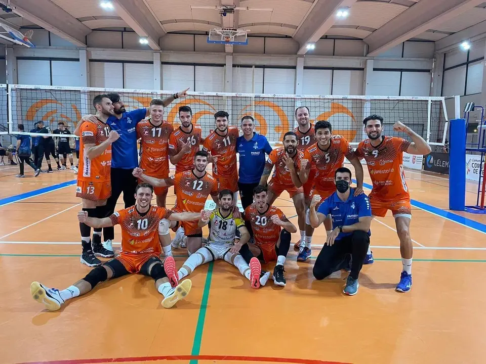 El equipo celebra la victoria en Valencia. | Foto: CV Teruel