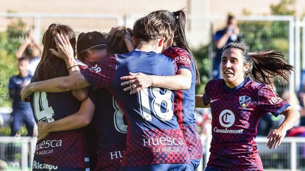 Celebraci&oacute;n del Huesca femenino. | Foto: SD Huesca