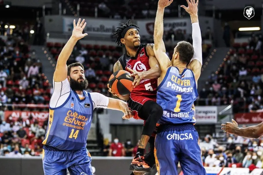 Stan Okoye, entre Claver y Dublevic. Foto: Esther Casas / Casademont Zaragoza