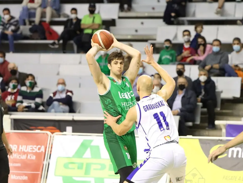 Jaime Fern&aacute;ndez, defendido por Grabauskas en el partido ante Almansa. Foto: FEB