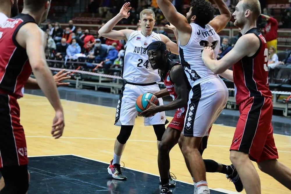 Matt Mobley entra con dificultad entre dos rivales. Foto: FIBA