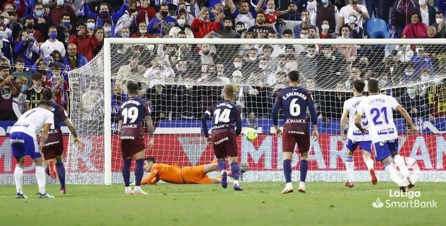 Penalti fallado por &Aacute;lvaro Gim&eacute;nez la temporada pasada  entre el Zaragoza y el Huesca. Foto: LaLiga