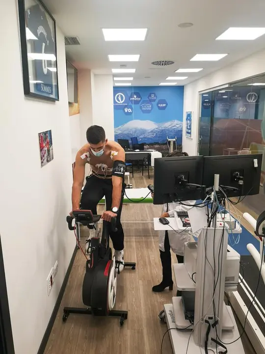 Aleksandar Andrejevic, en la prueba de esfuerzo de la cl&iacute;nica del doctor Sarasa. Lam&uacute;a ya tiene a su pivot de referencia. Foto: CB Pe&ntilde;as