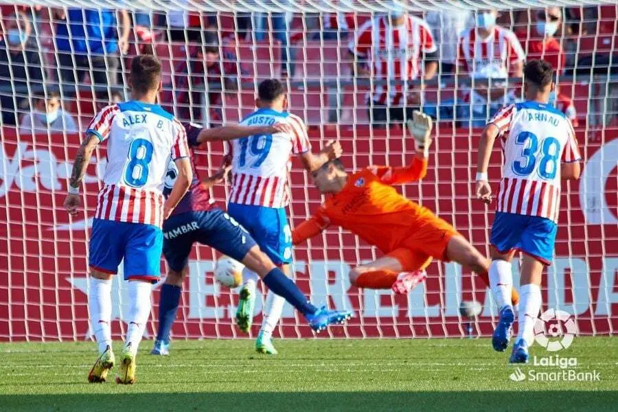 Andr&eacute;s Fern&aacute;ndez tapa el que hubiera sido el segundo del Girona | Foto: LaLiga Smartbank