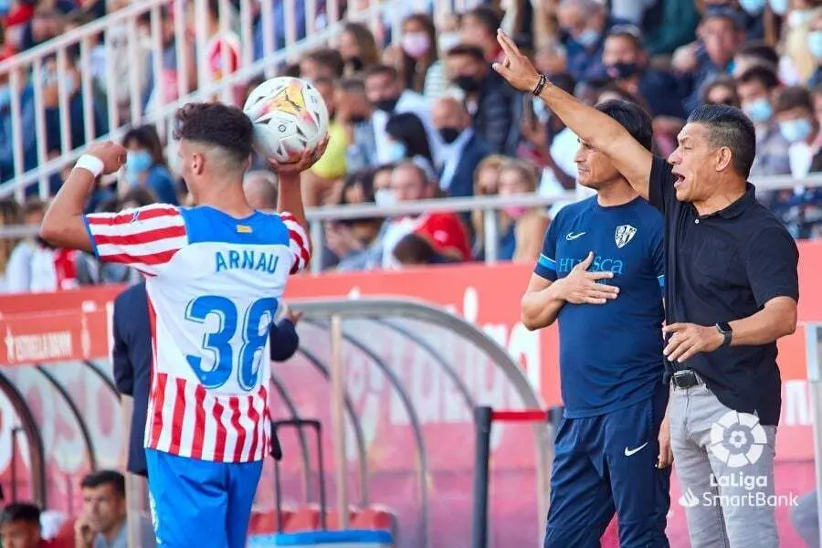 Nacho Ambriz da instrucciones desde el banquillo | Foto: LaLiga Smartbank