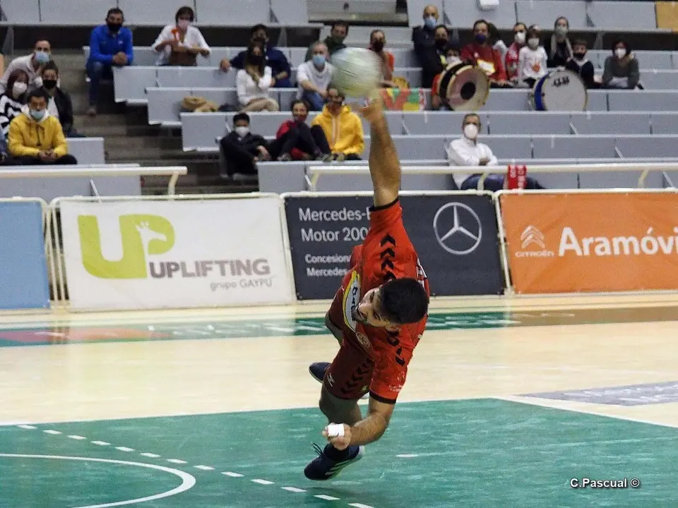 Joao Pinto lanza a la porter&iacute;a del Cangas y da la victoria al Bada con el tiempo cumplido. Foto:C.Pascual