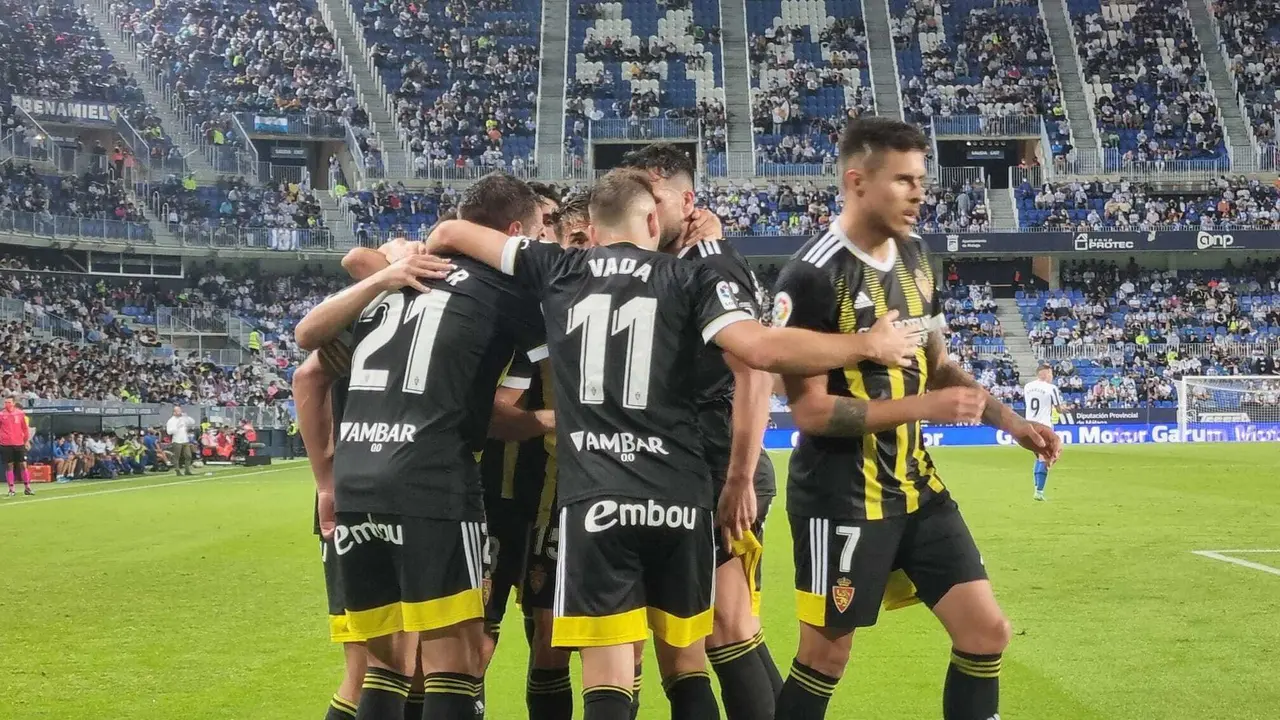 Los futbolistas del Real Zaragoza celebran el tanto de Juanjo Narv&aacute;ez en La Rosaleda | Foto: Real Zaragoza