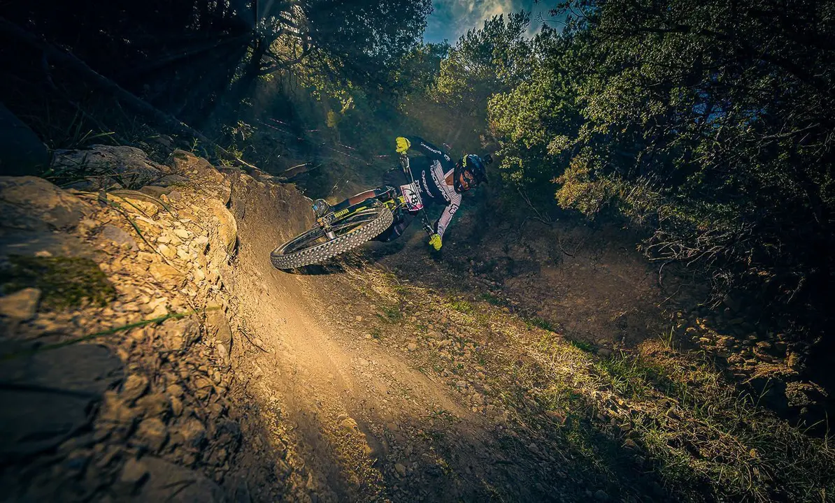 Espectacular imagen de uno de los 'bikers' del Campeonato de Arag&oacute;n de Descenso celebrado en Villan&uacute;a. Foto: Yhabril/Turismo Villan&uacute;a.