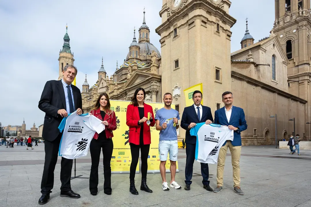 El Ayuntamiento de Zaragoza acoge la presentaci&oacute;n del XIV Marat&oacute;n Mann Filter - Trofeo Ciudad de Zaragoza

En la rueda de prensa intervienen:
- Cristina Garc&iacute;a, concejala de Deportes del Ayuntamiento de Zaragoza.
- David Constante, director t&eacute;cnico de la prueba.
- Ricardo Peris, director comercial de MANN+HUMMEL Ib&eacute;rica.
- Fernando Arcega, jefe de Negocio Institucional y Patrocinios de Ibercaja.
- Sara Mart&iacute;n, directora de Contenidos de CARTV.
- Toni Abad&iacute;a, atleta internacional y participante en el 10K del Marat&oacute;n de Zaragoza.